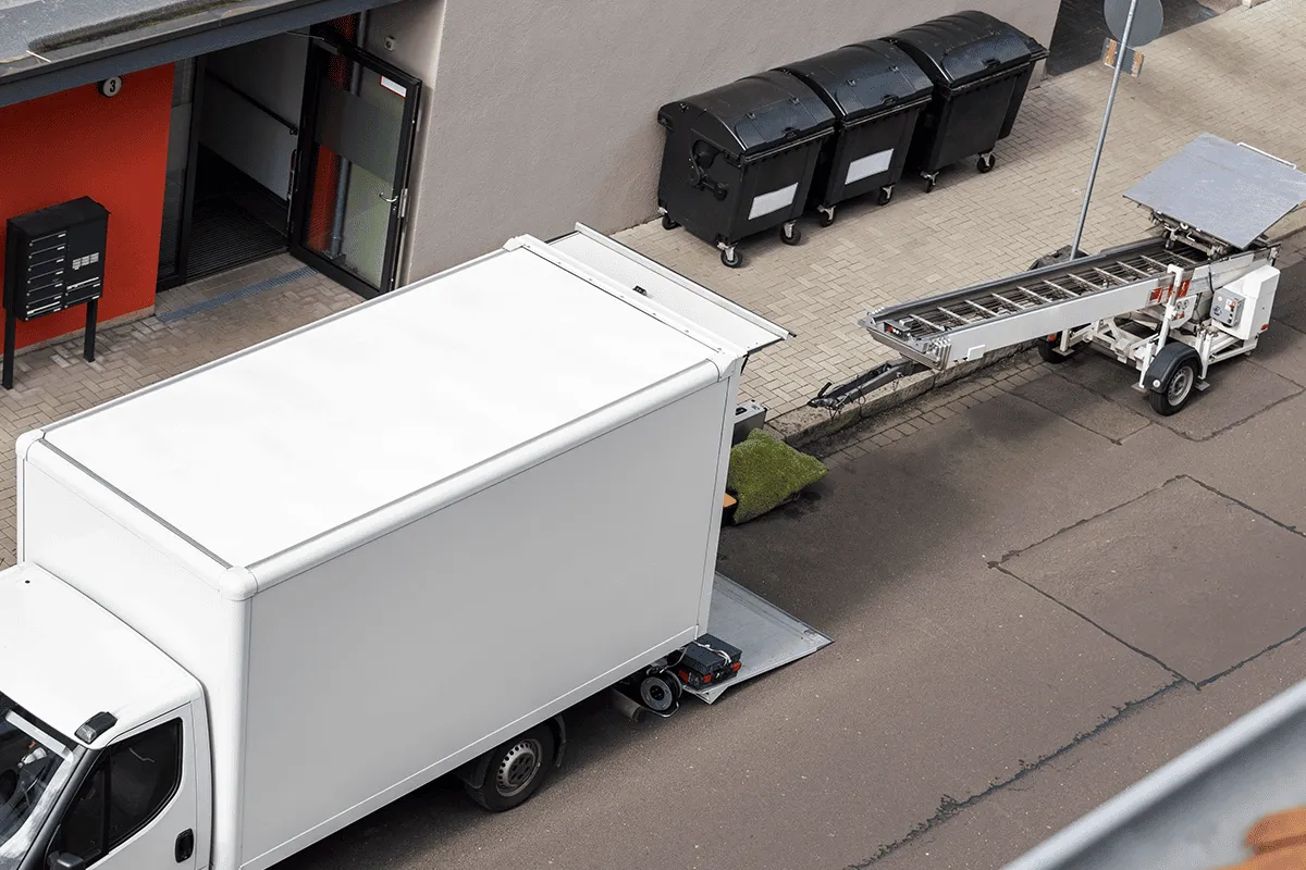 Camión de transporte realizando traslado especializado durante una gira corporativa